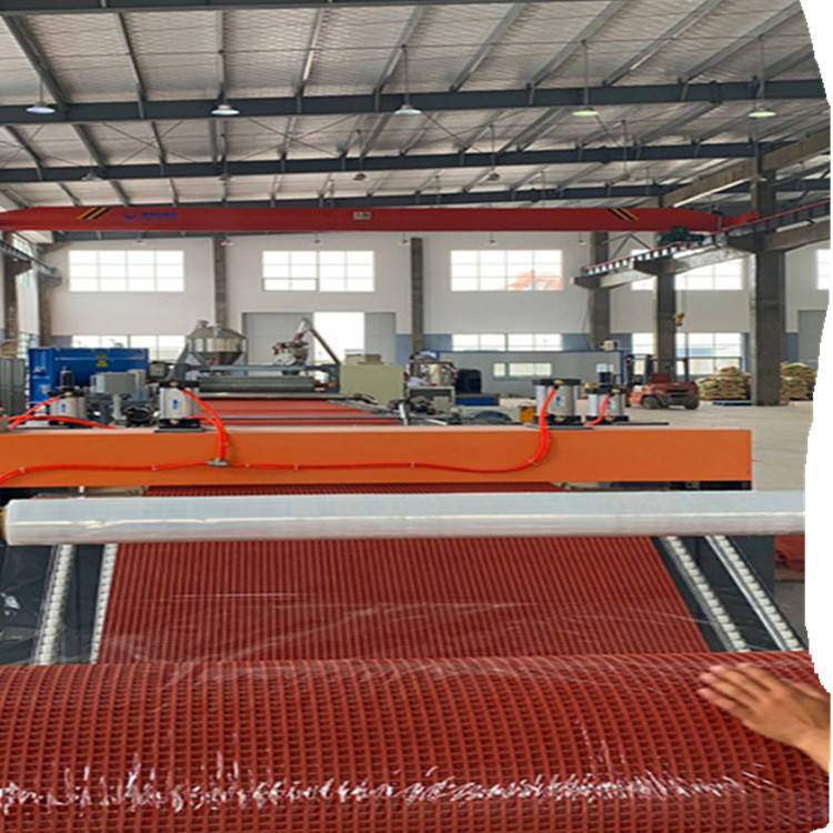 預制型塑膠跑道卷材擠出機的技術革新與應用前景
